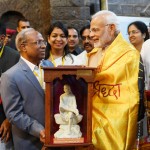 श्रीसाईं बाबा की मूर्ति उपहारस्वरूप भेंट