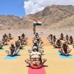 योगाभ्यास करते आईटीबीपी जवान