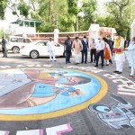 कोरोना वारियर्स के चित्रों पर पुष्प वर्षा
