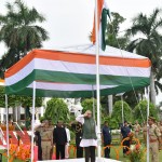 राम नाईक ने किया राजभवन में झंडारोहण