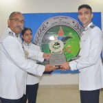 फ्लाइंग ऑफीसर विष्‍णु को ट्रॉफी