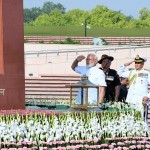 युद्ध स्मारक पर सैनिकों को श्रद्धांजलि