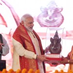 प्रधानमंत्री को योगी ने दिया स्मृति चिन्ह