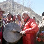 नेपाली वाद्य यंत्रों को बजाते मोदी
