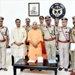 मुख्यमंत्री को पिन फ्लैग लगाया