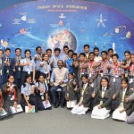 छात्रों के साथ सामूहिक फोटो