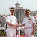 अमेरिकी नौसेना प्रमुख की अगवानी