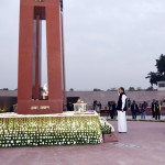 युद्ध स्मारक पर श्रद्धांजलि