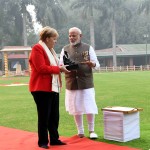 एंजेला को गांधी स्मृति चिन्ह भेंट