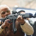 प्रधानमंत्री ने देखे रक्षा हथियार