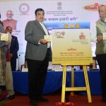 खादी रुमाल की बिक्री का शुभारंभ