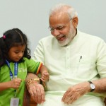 नन्हें-मुन्हें बच्चों ने बांधी मोदी को राखी
