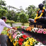 उपराष्ट्रपति की महात्मा गांधी को पुष्पांजलि