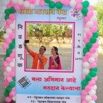 सेल्फी लेते मतदाता
