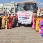 राजभवन की महिला कर्मियों को उपहार