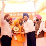 सीएम योगी को गुरुद्वारे के प्रतीक चिन्ह