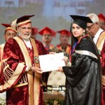 मोदी ने बांटी छात्र-छात्राओं को डिग्रियां