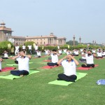 डॉ जितेंद्र सिंह ने किया योगाभ्यास