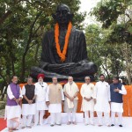 महात्मा गांधी की प्रतिमा पर मोदी