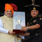 गृहमंत्री अमित शाह को स्मृति चिन्ह