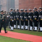 त्रि-सेवा गार्ड ऑफ ऑनर का निरीक्षण