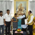 राजभवन में मेधावी छात्रा का सम्मान