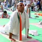 रक्षामंत्री राजनाथ सिंह का योग प्रदर्शन