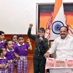 स्वतंत्रता दिवस पर बच्चों से मिले वेंकैया