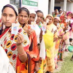 पहचान पत्र दिखातीं महिला मतदाता