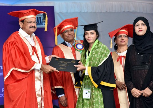 venkaiah naidu giving gold medal to students