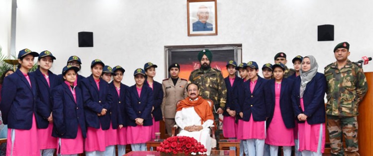 venkaiah naidu in a group photograph with the students from jammu and kashmir