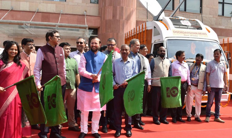prakash javadekar flagging off the new dsng vans assigned to dd news