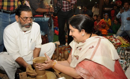 smriti irani visiting the indian craft mela mega exhibition-cum-sale
