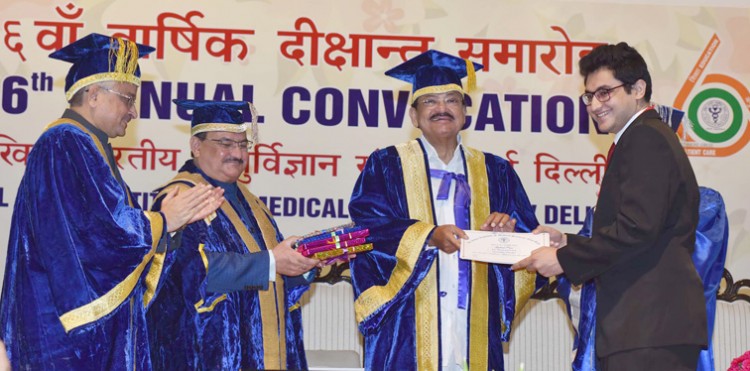 venkaiah naidu presenting the awards and gold medals to the students