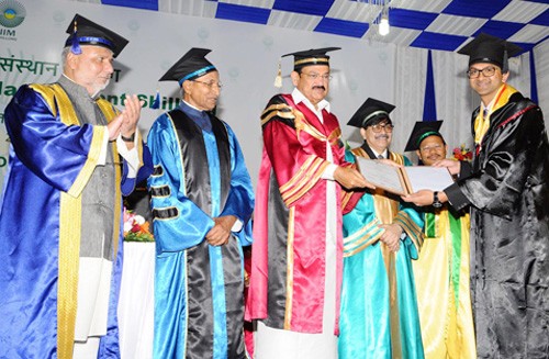 m. venkaiah naidu, medal to students on the convocation of iim