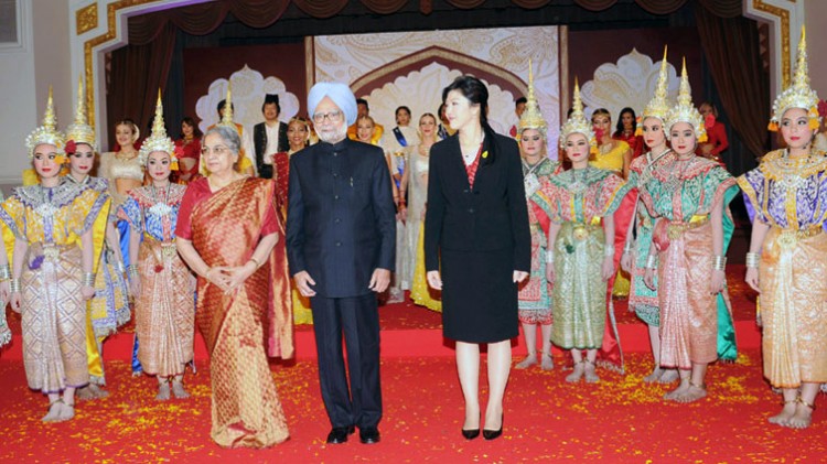 manmohan singh and his wife gursharan kaur with the prime minister of thailand, yingluck shinawatra