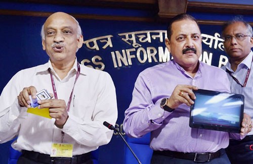 dr. jitendra singh launching the isro's application 'sakaar'
