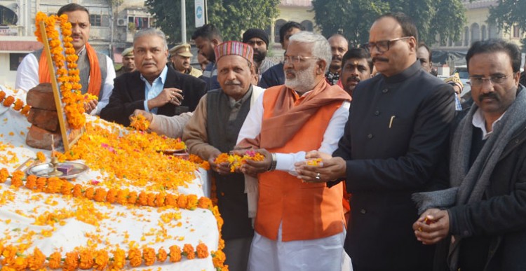 faithful tributes paid to the statue of swami vivekananda