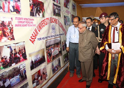 pranab mukherjee presenting the degree to a student