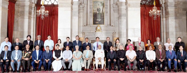 ram nath kovind with the vice chancellors, directors and heads of central institutes of higher learning
