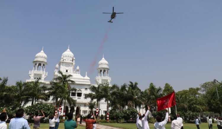 indian air force salute and showering flower to corona warriors