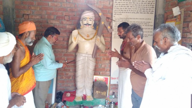 pratapgarh mein aas‍thaavaan kisaan devata mandir