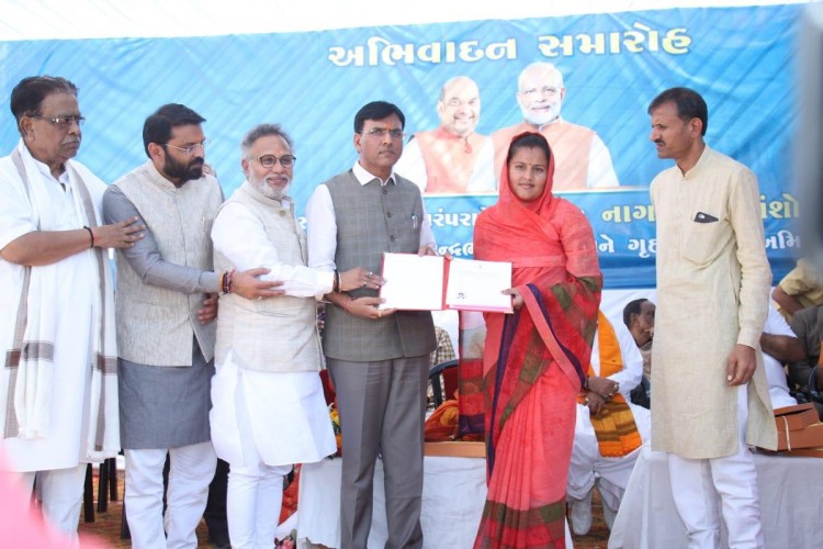 minister of state mansukh mandaviya handed over citizenship certificate