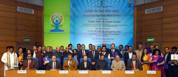 prakash javadekar with the recipients of the first international yoga day media awards