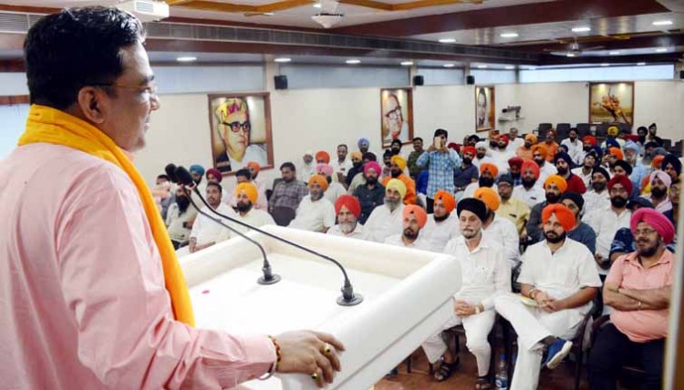 bjp headquarters lucknow, meeting of sikh community