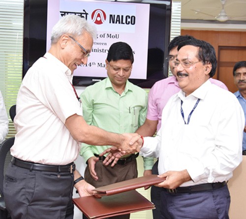 anil gopishankar mukim and the cmd nalco exchanging the signed documents