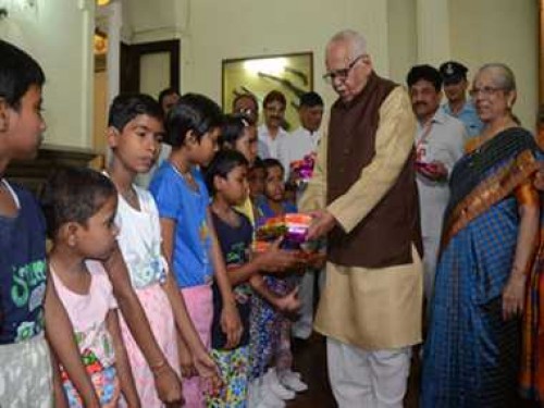 ram naik divides deepawali with children