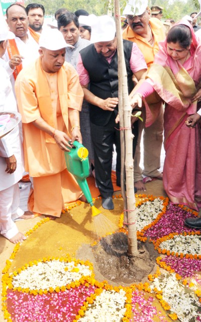 yogi adityanath planted plants during the van mahotsav