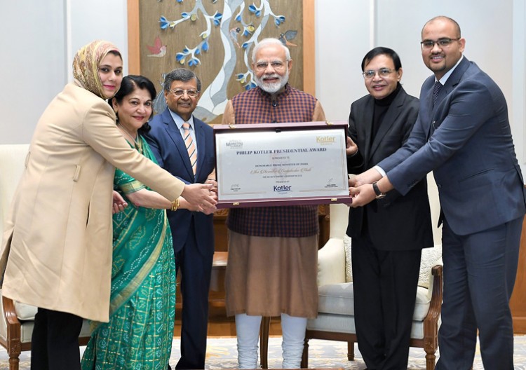 narendra modi receiving the first-ever philip kotler presidential award