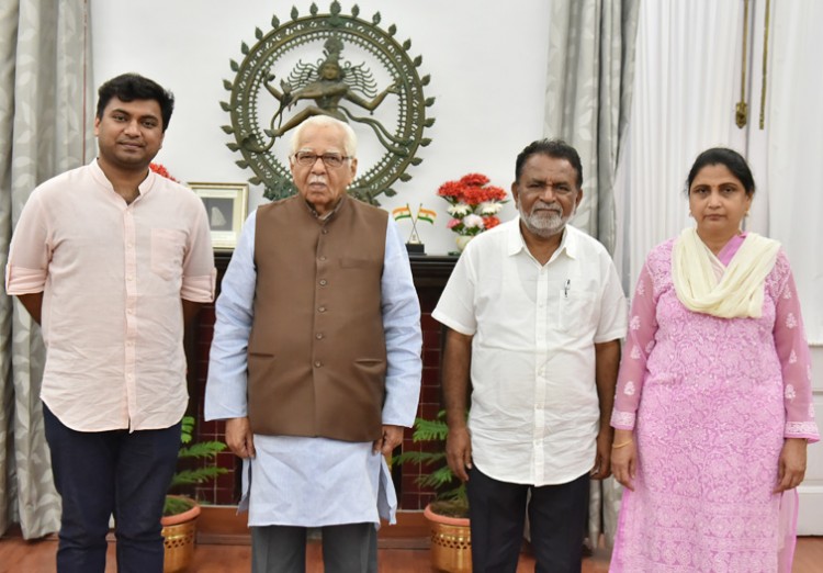 governor ram naik and uttam paachaarane apane parivaar ke saath
